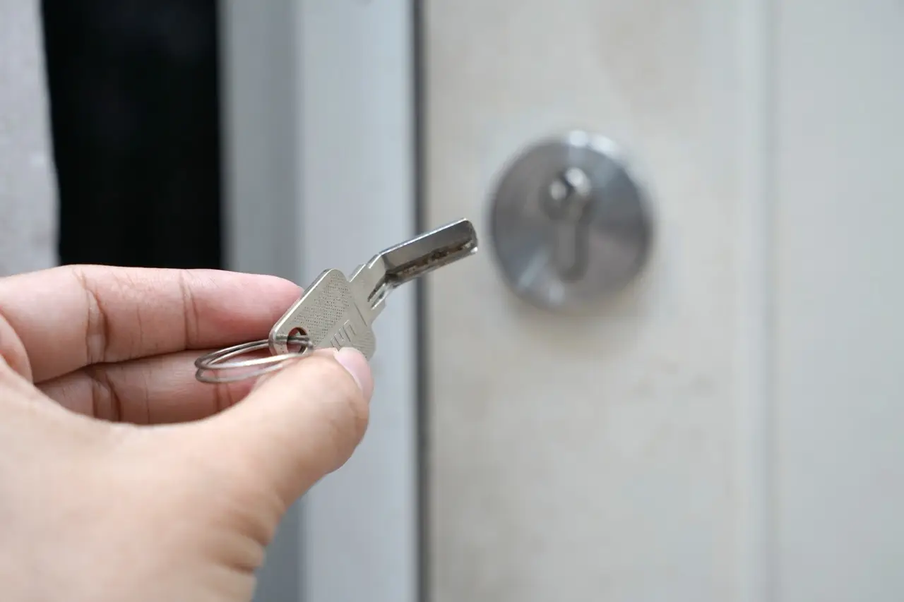 Zámečník otevírá dveře v bytě v Praze